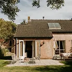 Bohemian Wellness Met Hottub & Sauna * Ewijk