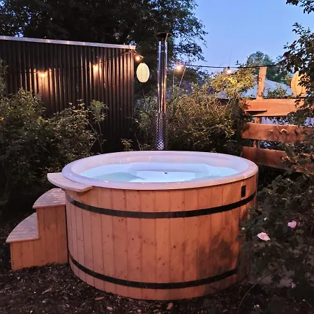 Дом отдыха Bohemian Wellness Met Hottub & Sauna *